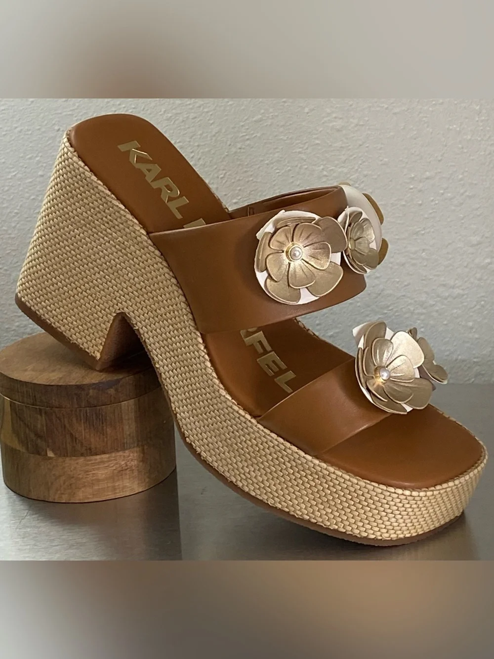 KARL LAGERFELD LEATHER AND RAFFIA PLATFORM SANDALS WITH GOLD METALLIC FLOWERS